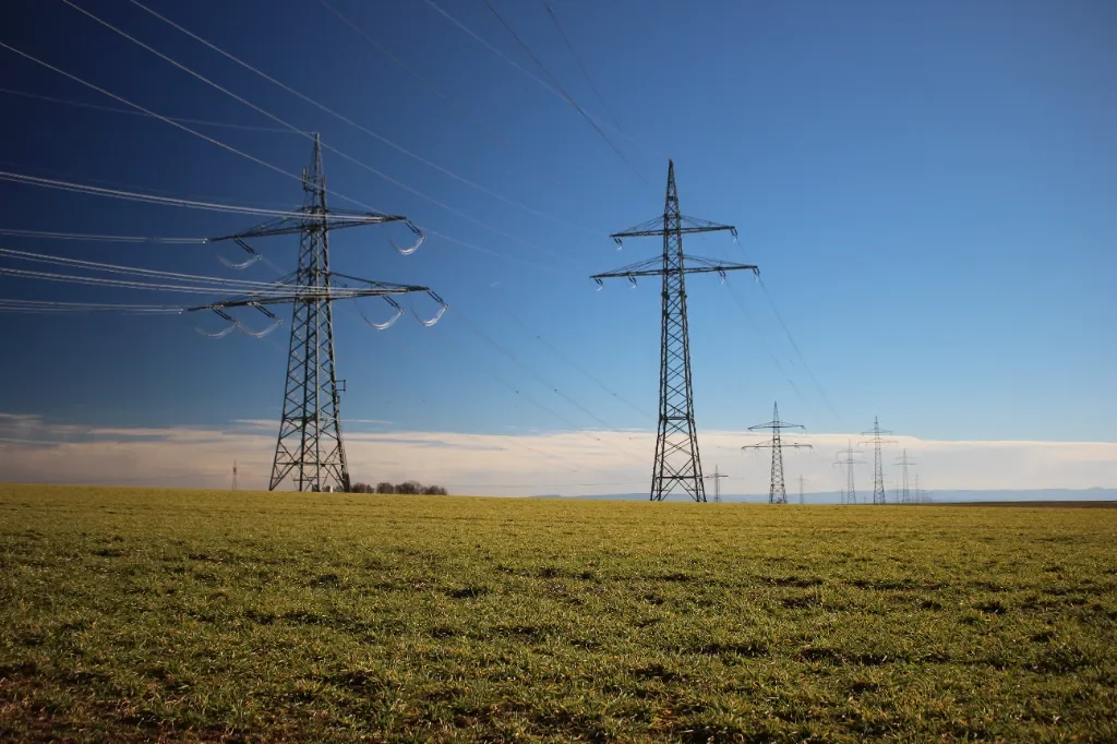 Linia energetyczna przez działkę